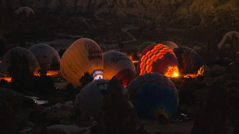 Gün batımında balonlar